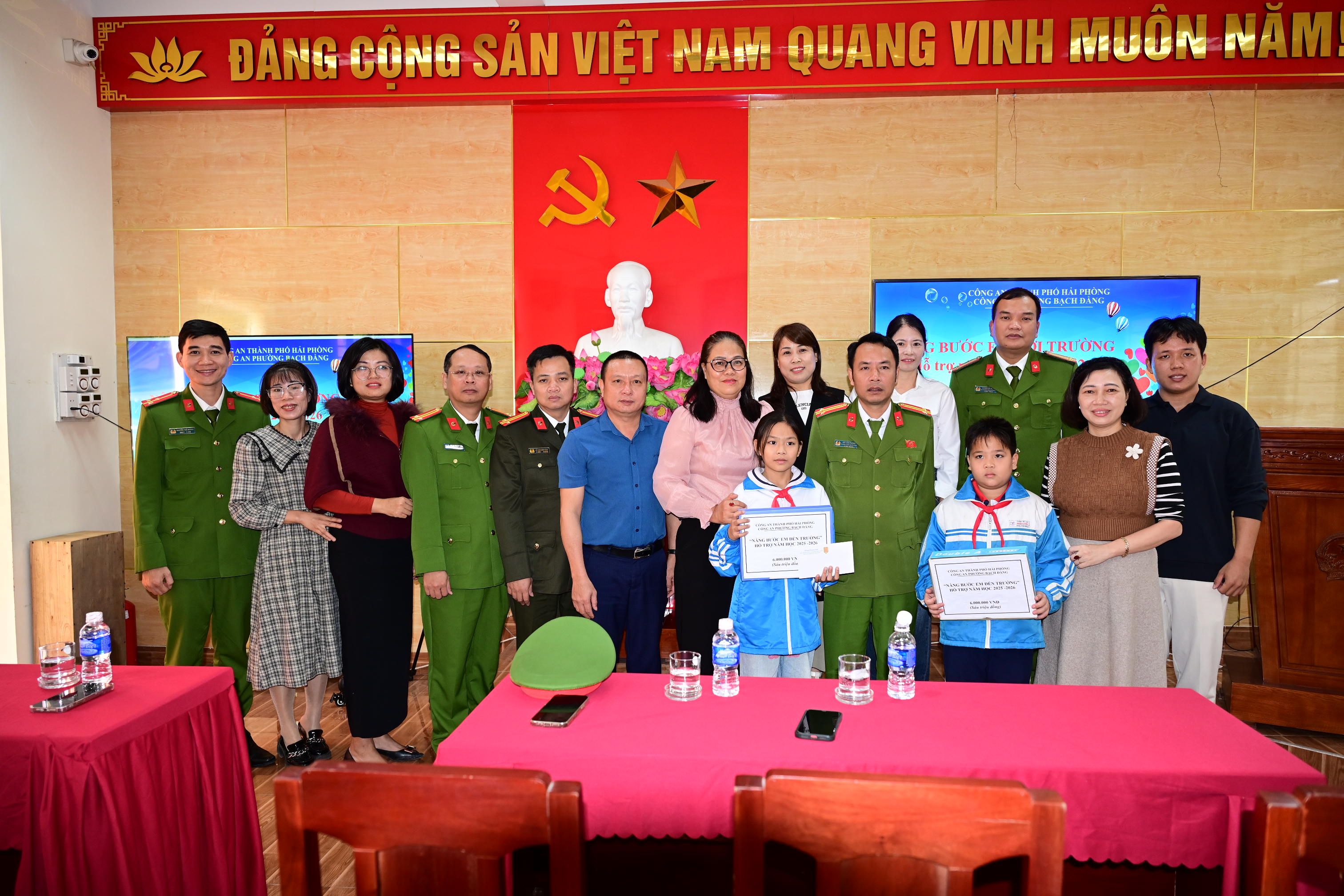 Công an phường Bạch Đằng: Hỗ trợ 3 trẻ em có hoàn cảnh khó khăn để “Nâng bước em đến trường”